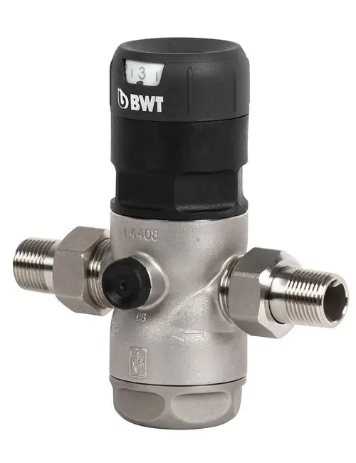 Edelstahl-Druckminderer mit zwei Anschlussgewinden und einer einstellbaren Druckanzeige, hergestellt von BWT, zur Regelung des Wasserdrucks in Rohrleitungssystemen.